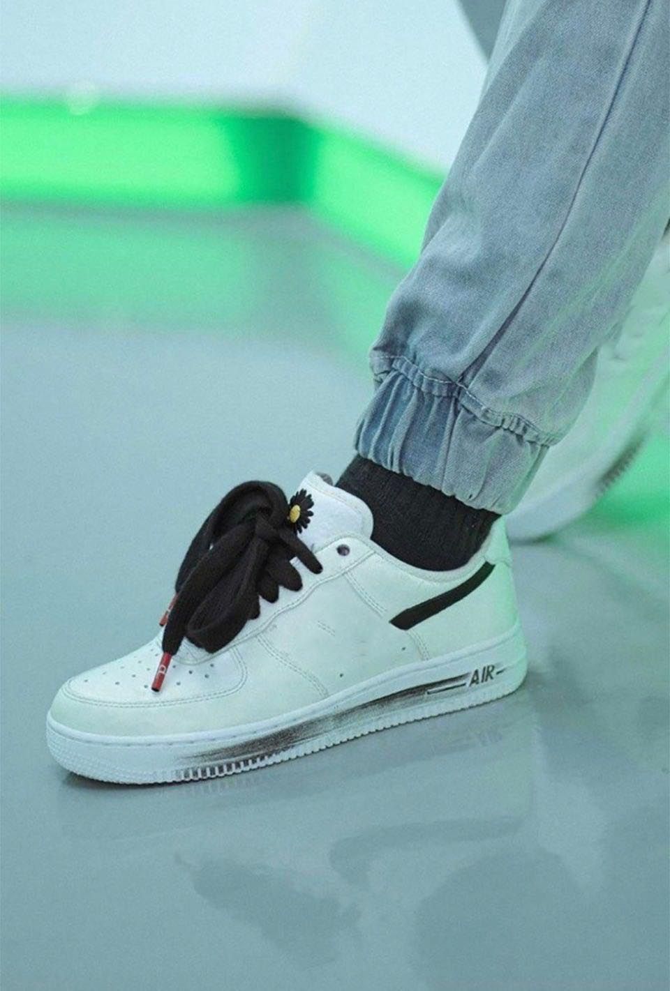 black daisy trainers