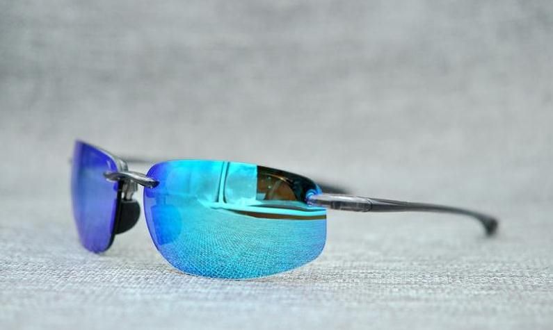 lente azul de moldura cinza transparente
