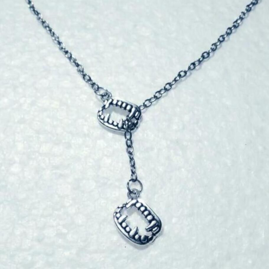 Compre Um Novo Presente De Joias Do Dia Das Bruxas Dentes De Vampiro Duplo Colar Amuleto Colar Ajustavel De Correntes De Lariat Joias Punk Gotico 856 De Danni100824 2 94 Pt Dhgate Com