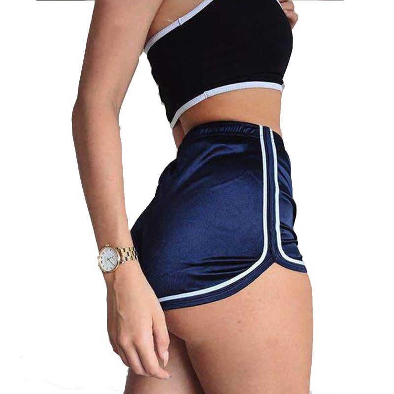 mujeres con shorts deportivos