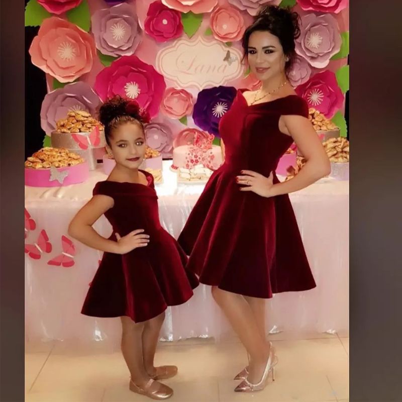 Vestidos de fiesta de terciopelo baratos simples terciopelo para madre e hija Fuera del hombro