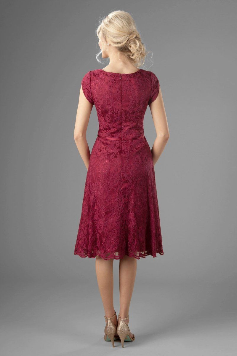 Acheter 2019 Vintage Maroon Lace Robes De Demoiselle Dhonneur Modeste Courte Avec Manches Capuchon A Line Longueur Au Genou Femmes Informel Modesrt Robe De Fete De Mariage De 44 17 Du Totallymodest Dhgate Com