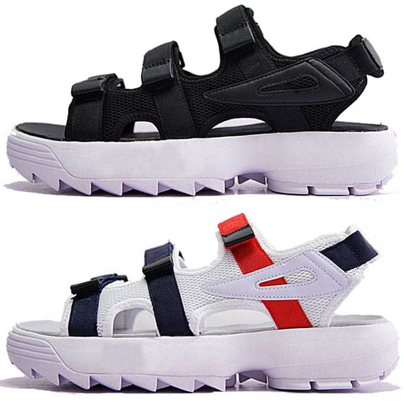 mujeres con zapatos fila