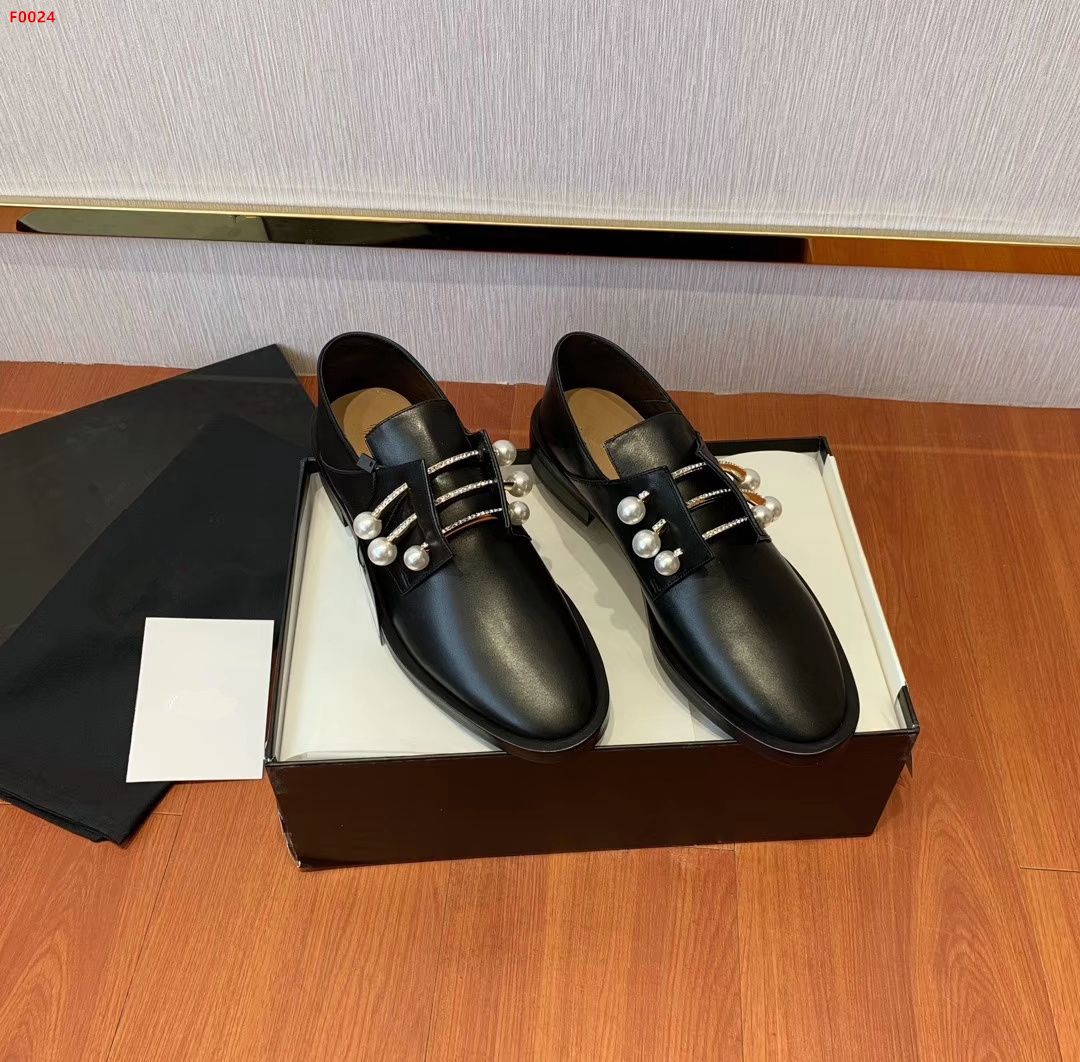 pointy clogs