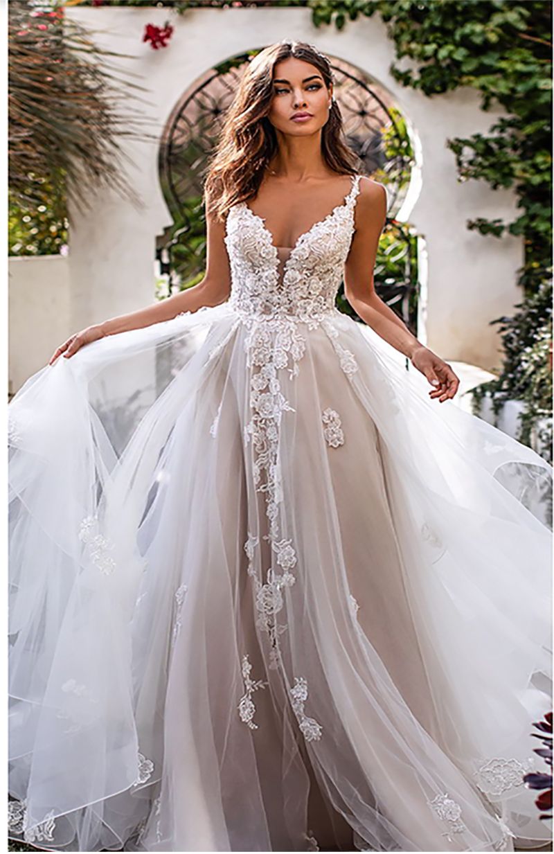 Encanto una línea vestidos de boda flores 3D del tirante de espagueti vestido de novia sin espalda princesa largo de Boho de la longitud del piso vestido de novia Encanto una línea vestidos de boda flores 3D del tirante de espagueti vestido de novia sin espalda princesa largo de Boho de la longitud del piso vestido de novia