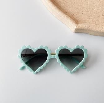 # 4 فتاة النظارات الشمسية القلب