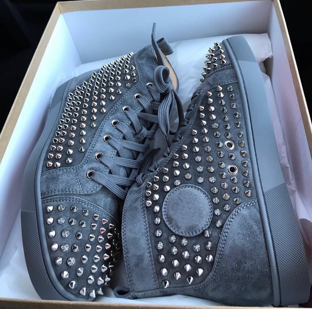 2019 Designer Fashion Red Bottom Shoes Studded Spikes Louisflat Grey Suede Leather Sneakers For