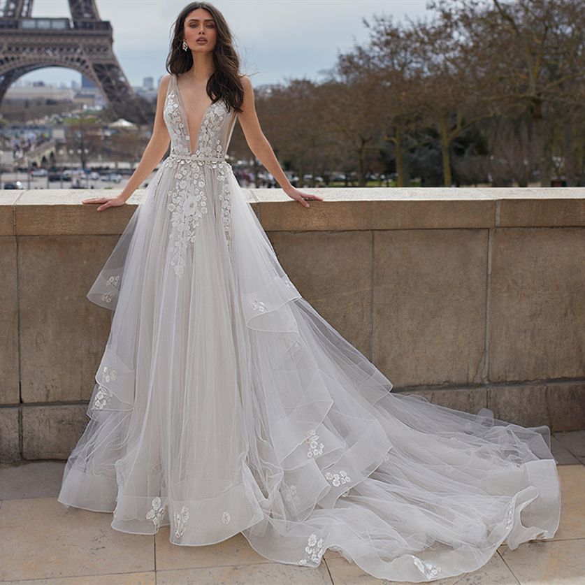 Flores 3D Vestidos de novia de tul 2019 Profundo en V Escote abierto Abrir a mano Flores 3D Vestidos de novia de tul 2019 Profundo en V Escote abierto Abrir a mano