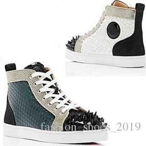 Par Zapatos Deporte Colores Fondo Nuevas Zapatillas Sobre Par Zapatos Deporte Colores Fondo Nuevas Zapatillas Sobre