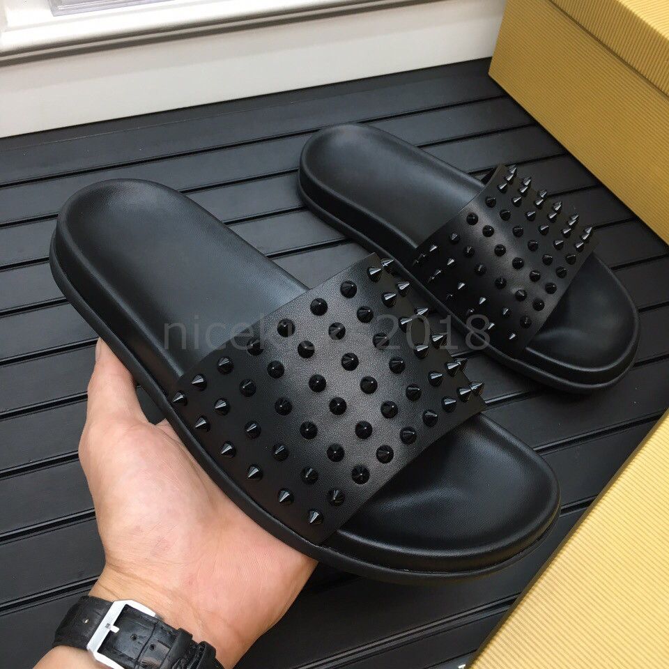 Compre Homens Mulheres Chinelos Red Bottoms Spikes Ladies Beach Slipper  Tide Masculino Chinelo Antiderrapante Couro Mens Casual Shoes Em Granel De  Chinelos | DHgate.Com