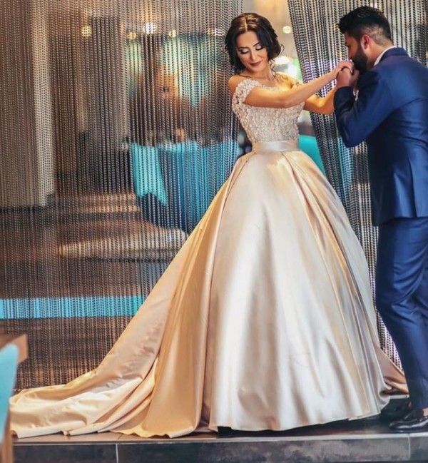 Acheter à La Mode Arabe 2019 De Mariée Robes De Mariage Exquis Floral Corsage Puffy Une Ligne De Train Chapelle Satin Champagne Robes De Mariée De