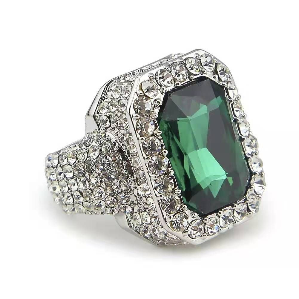 anello d'argento con gemma verde