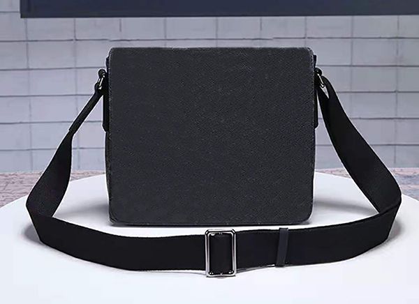 shoulder strap fashion