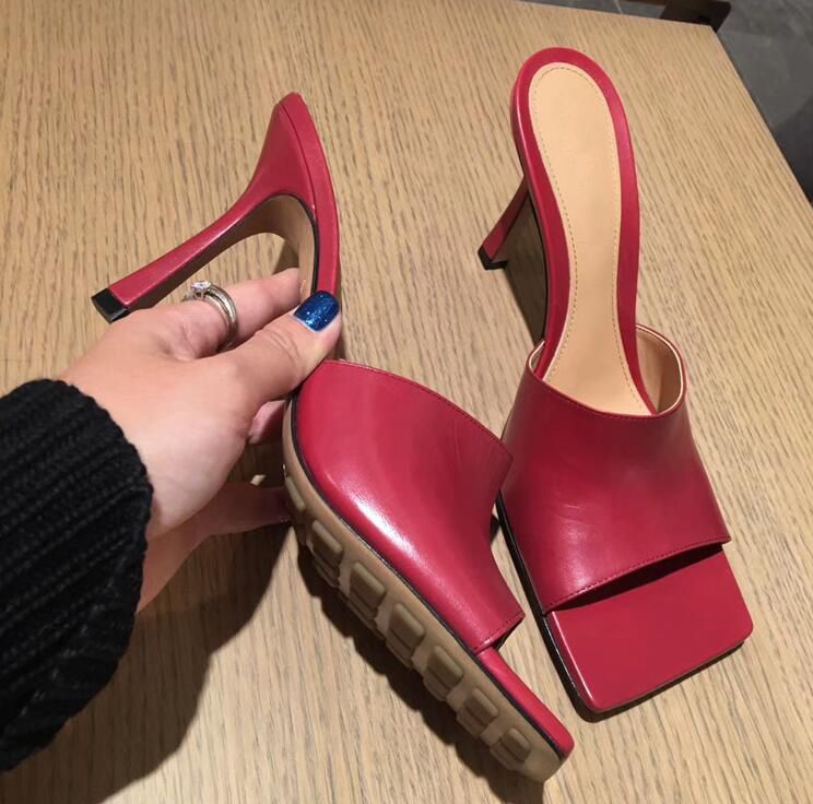 2020 New Design Slippers Leather Women Stylist Sandal Open Toe Flat Casual Slides Summer Outdoor 