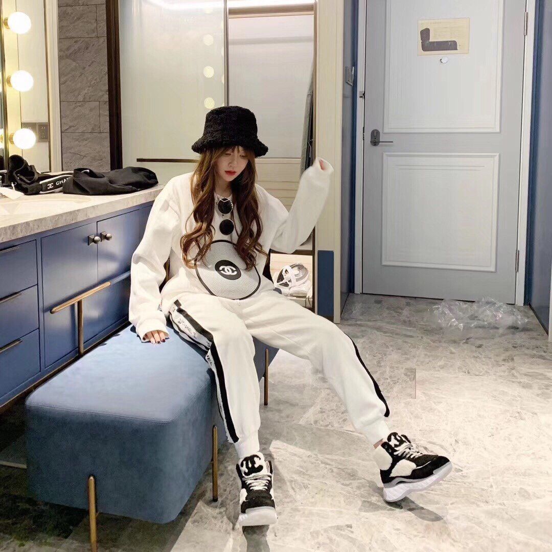 Sweatshirt And Sweatpants Outfit Online 