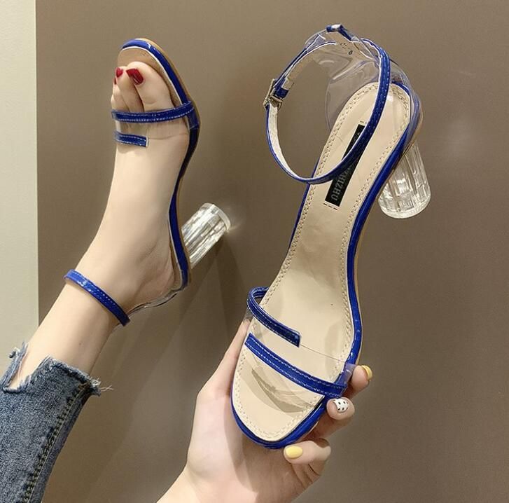 pretty feet in high heeled sandals