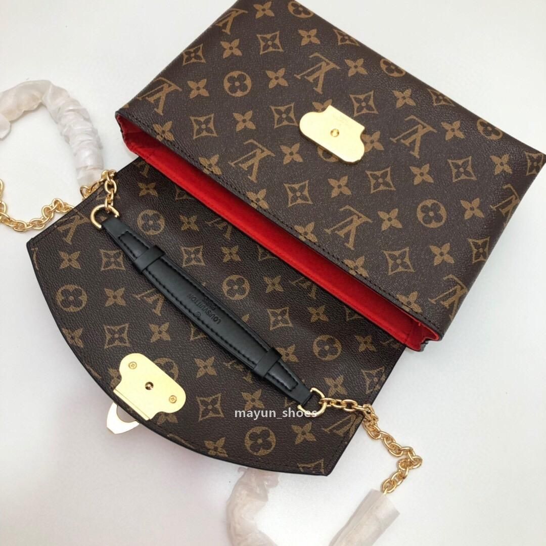 Buona tracolla a catena pochette di Louis Vuitton in Marrone