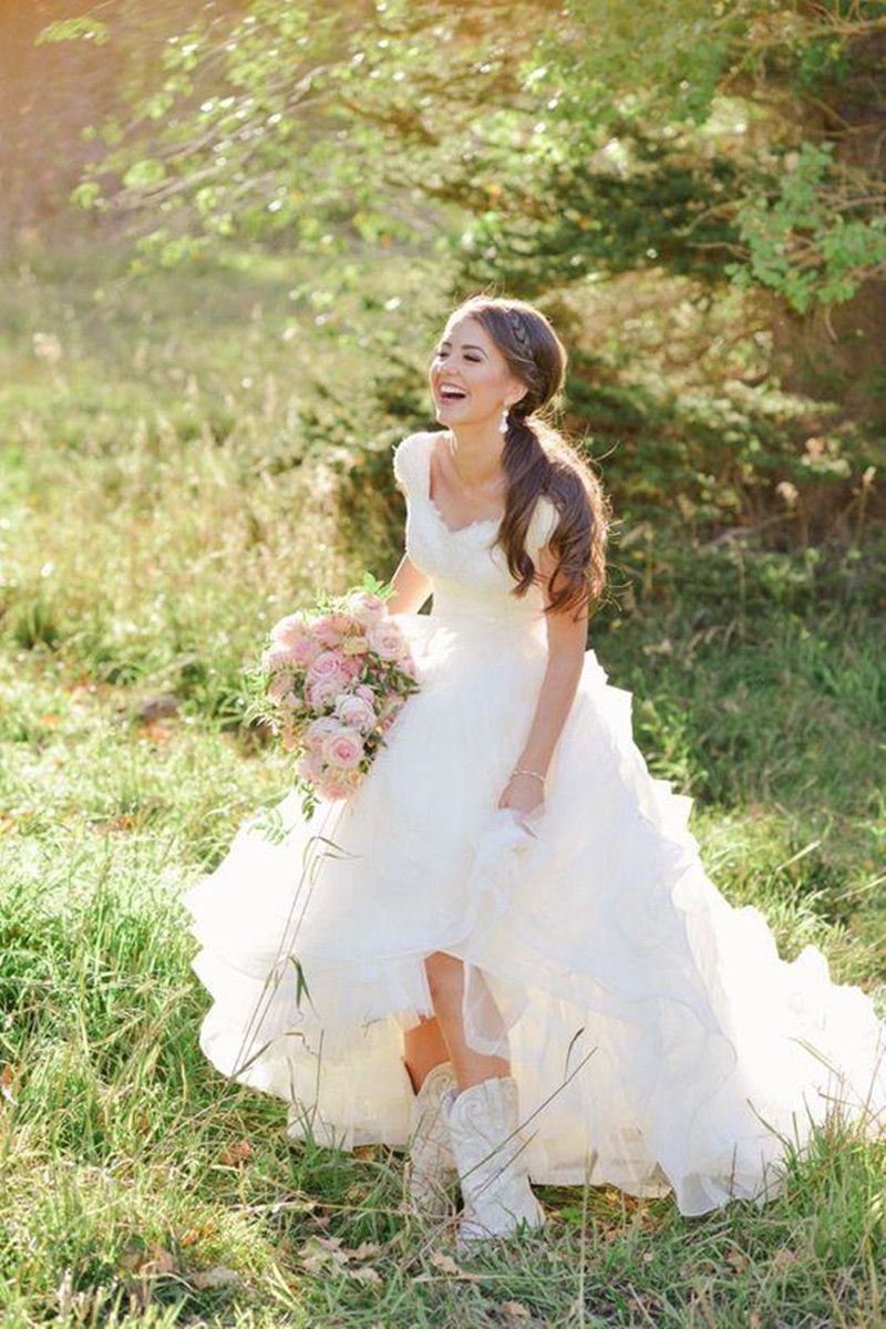 Botas de vaquero modestas Vestidos de boda campestres mangas cortas 2019 con cuello en