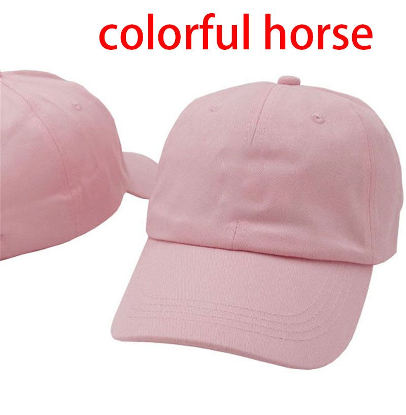 Rosa med färgglad häst