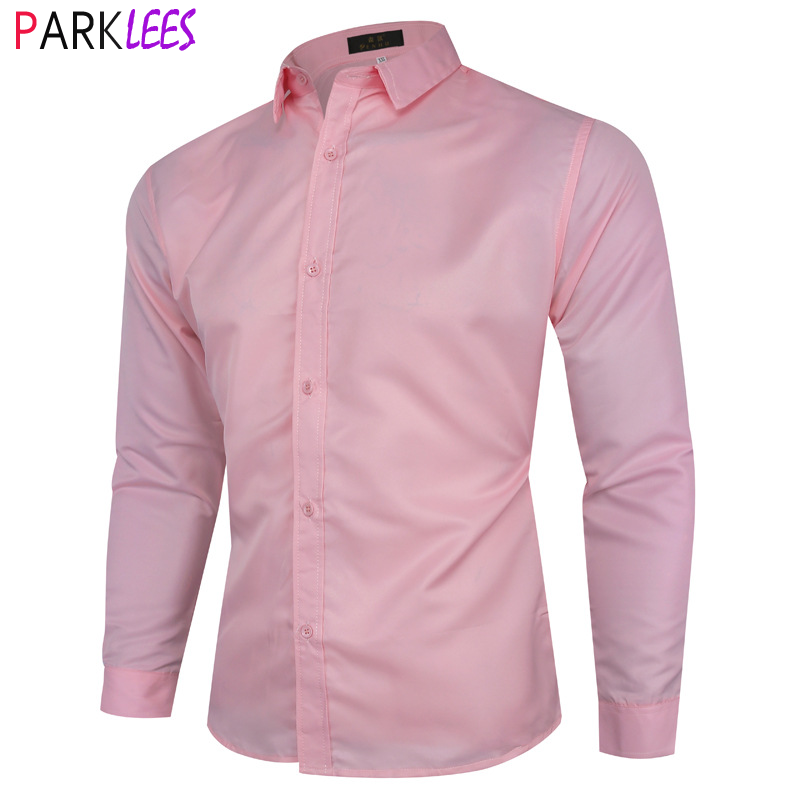 Hombres con camisa rosada
