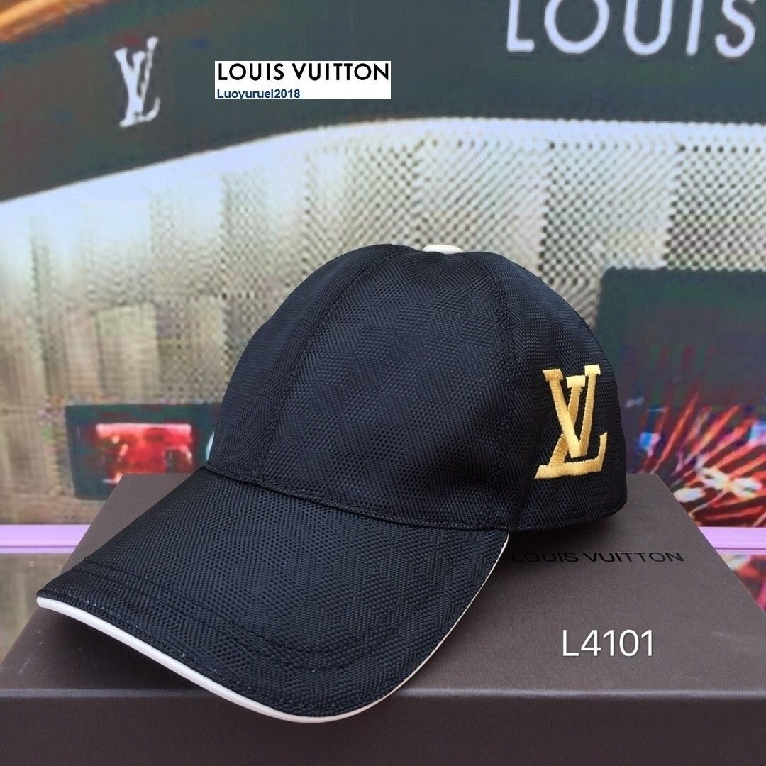 golf beret with ball on top