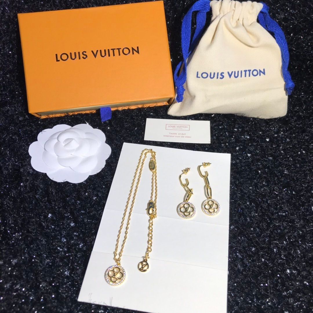 Acquistare LOUIS VUITTON Designer Di Gioielli Hip Hop Collana Progettista  Farfalla Ghiacciato Fuori Mens Ciondolo 14k Catene Doro Lettera Iniziale  AA4 Economico | Consegna Veloce E Qualità | DHgate Italy