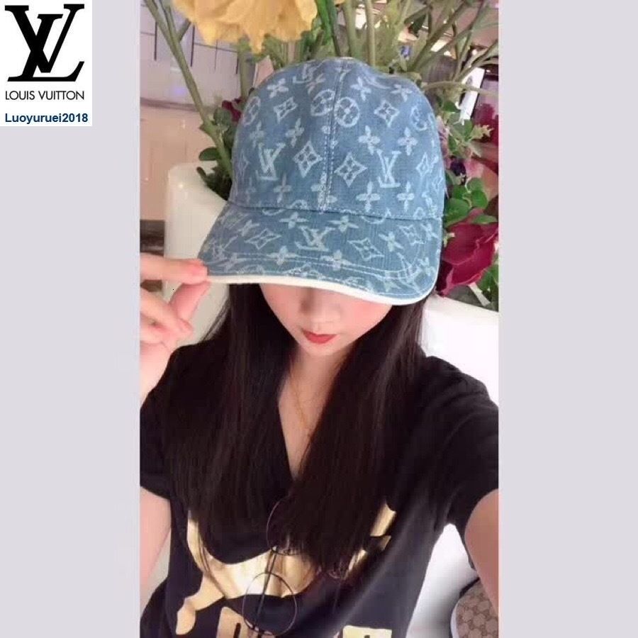 golf beret with ball on top