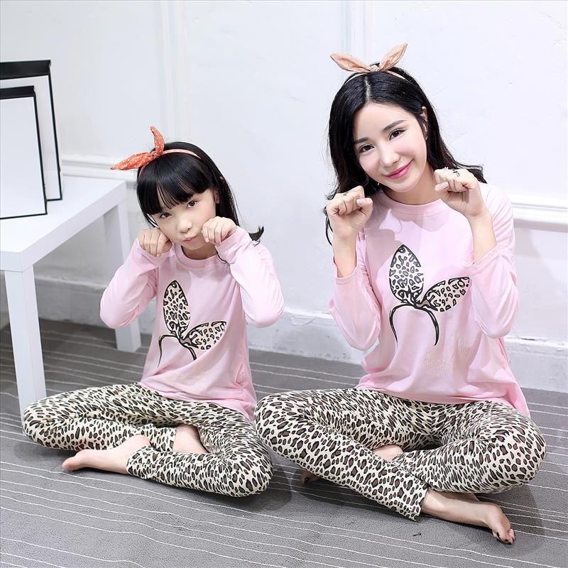 mum and girl matching clothes