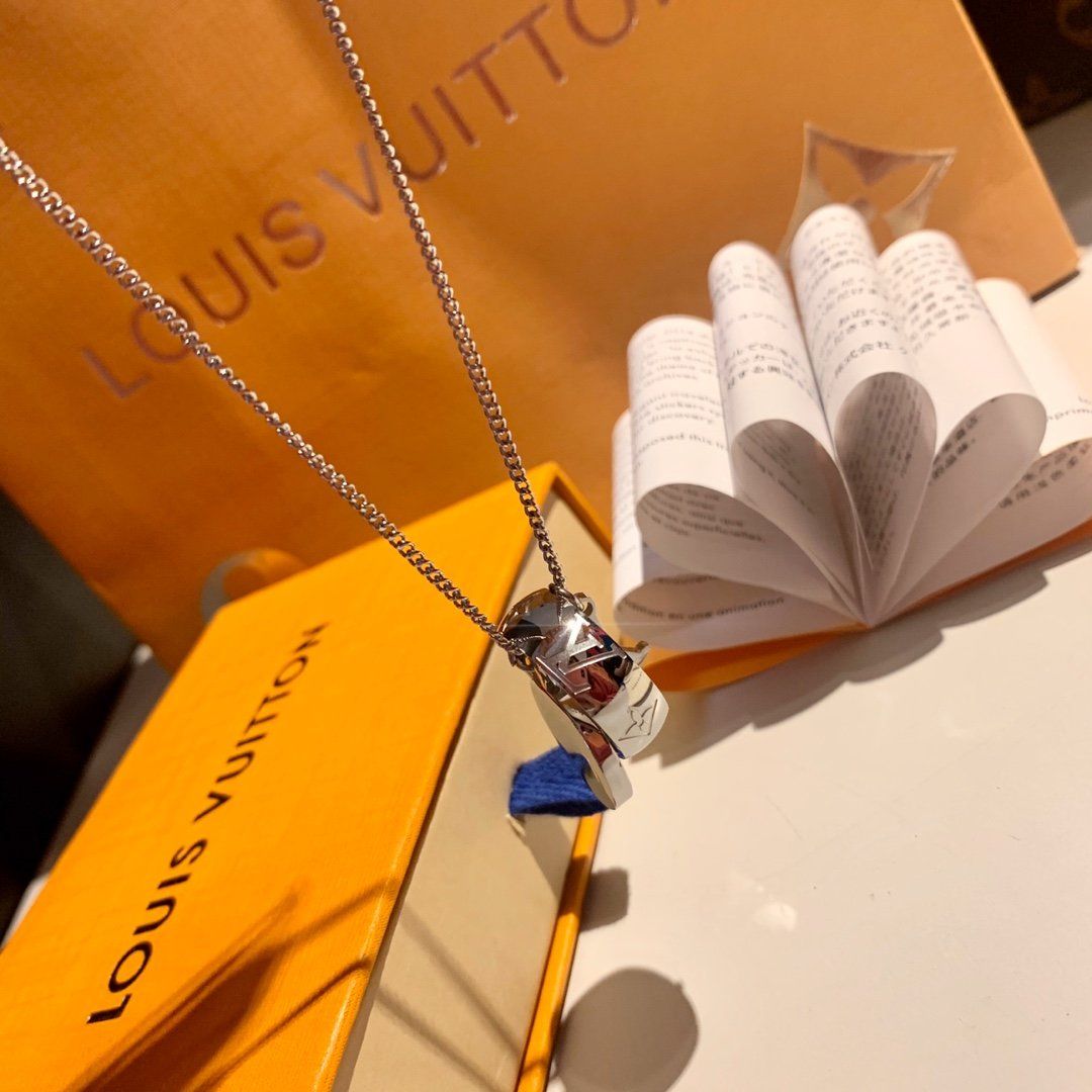 LOUIS VUITTON Diseñador De Joyería De Hip Hop Collar De La Mariposa Del  Diseñador Hacia Fuera Helado Colgante Para Hombre 14k Cadenas De Oro Letra  Inicial P16 De 11,68 €