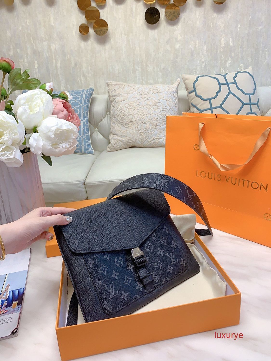inclined shoulder bag