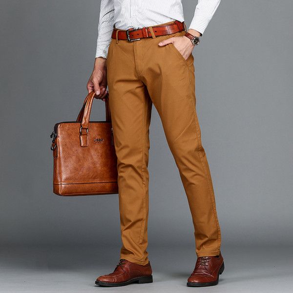 Hugo Boss Pantal\u00f3n de color caqui marr\u00f3n look casual Moda Pantalones Pantalones de color caqui 