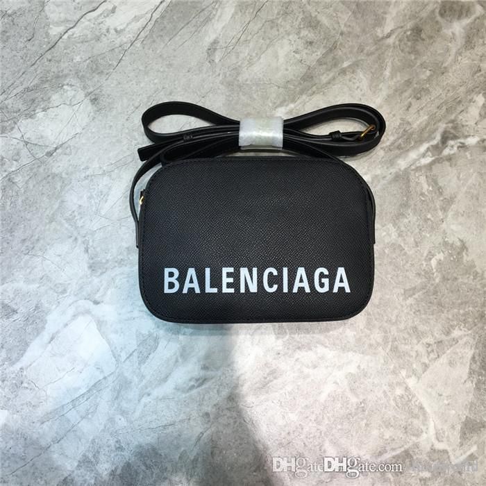 monogrammed camera bolsa