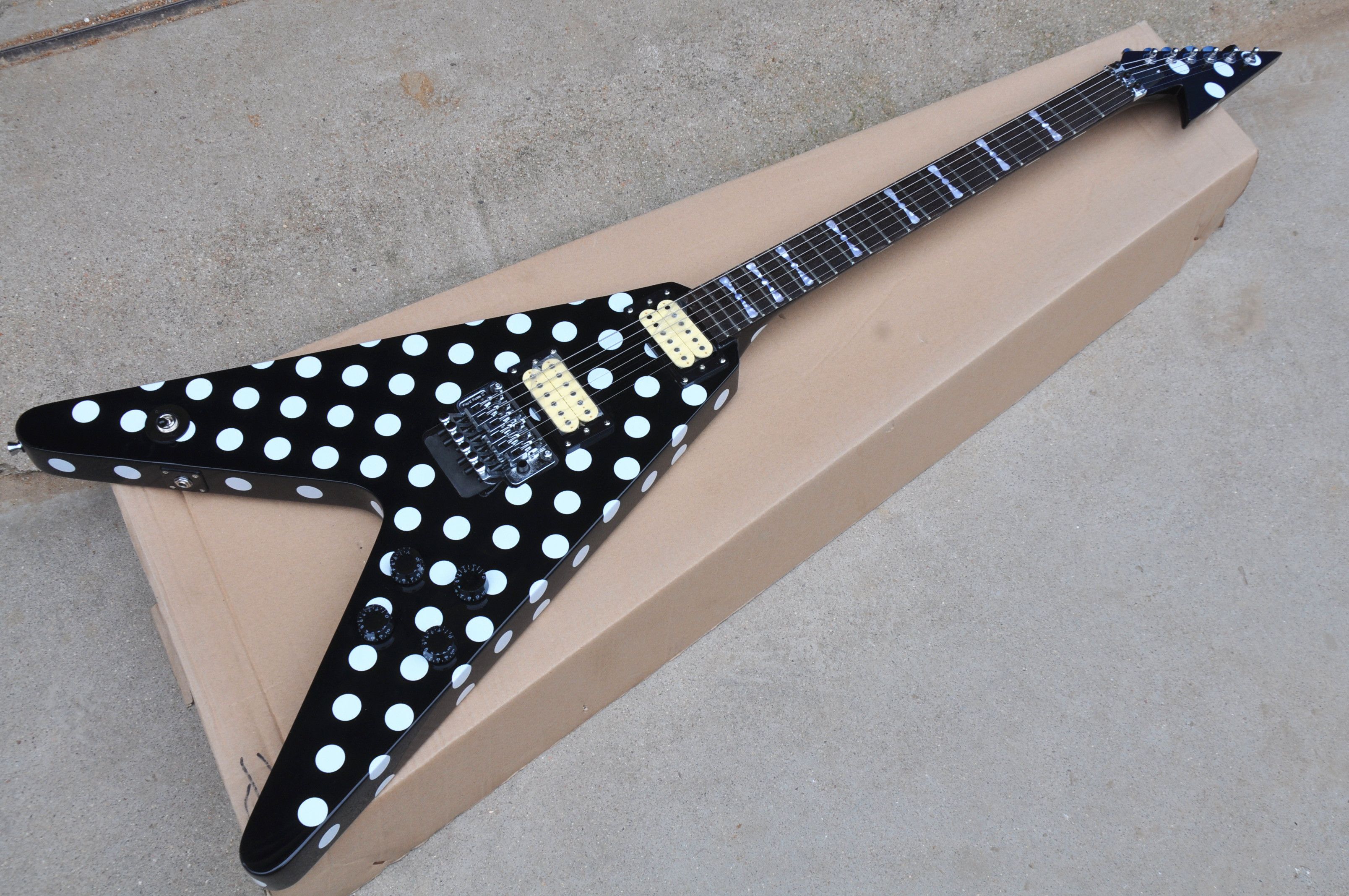 confiar longitud Sueño áspero Envío gratis Randy Rhoads Signature Flying V Duplex Vibrato Guitarra eléctrica Polka Dot Acabado Top Guitarra de China confiar longitud Sueño áspero Envío gratis Randy Rhoads Signature Flying V Duplex Vibrato Guitarra eléctrica Polka Dot Acabado Top Guitarra de China