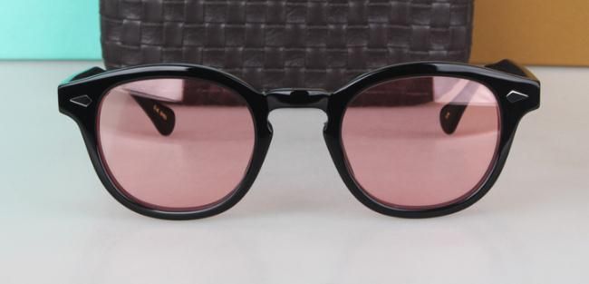 Black Frame Red Lens