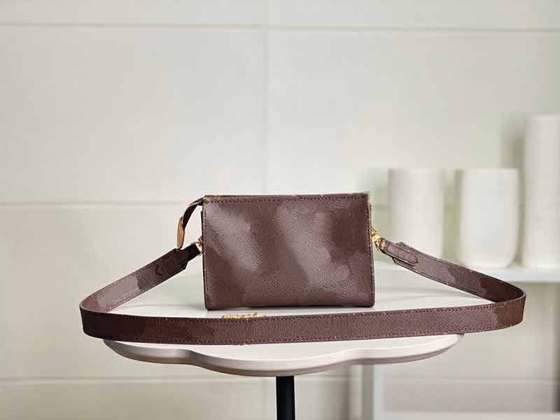 ladies leather wash bag