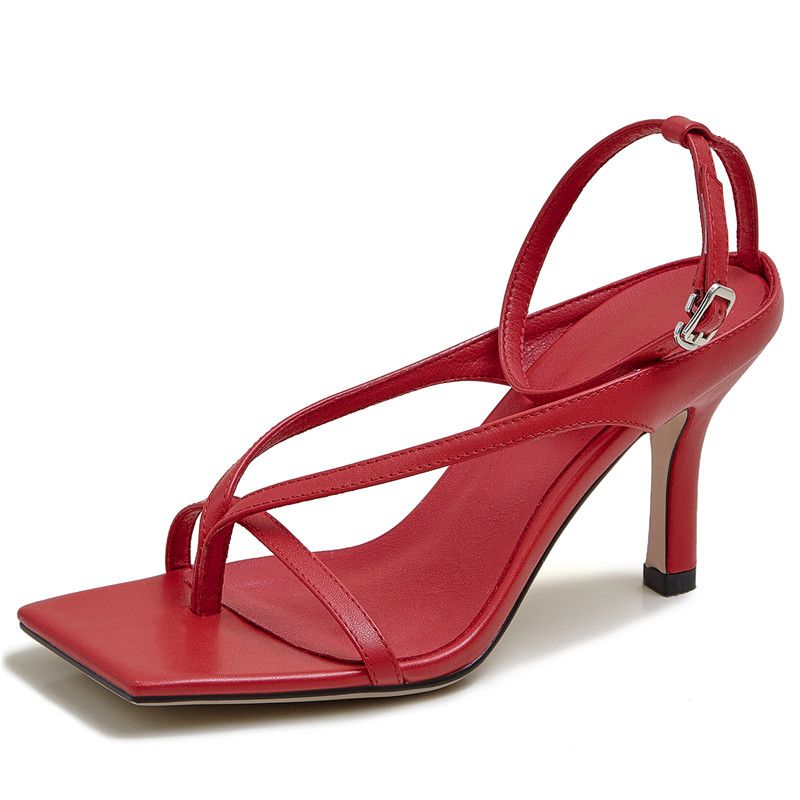 salto alto aberto na frente