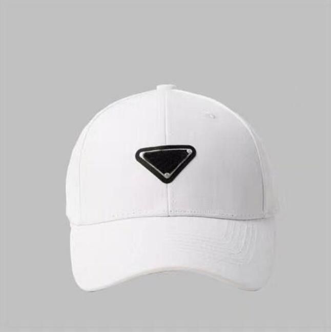 白い野球帽