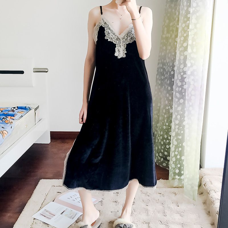 En svart lång klänning