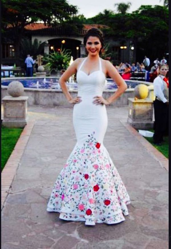 Compra 2022 Nuevos Vestidos De Noche Bordados Impresos Blanco Satén Halter  Top Mermaid Style Open Back Abre Parte Abierto México Mujer Vestido De  Fiesta Custom Formal Tarde Barato | Entrega Rápida Y