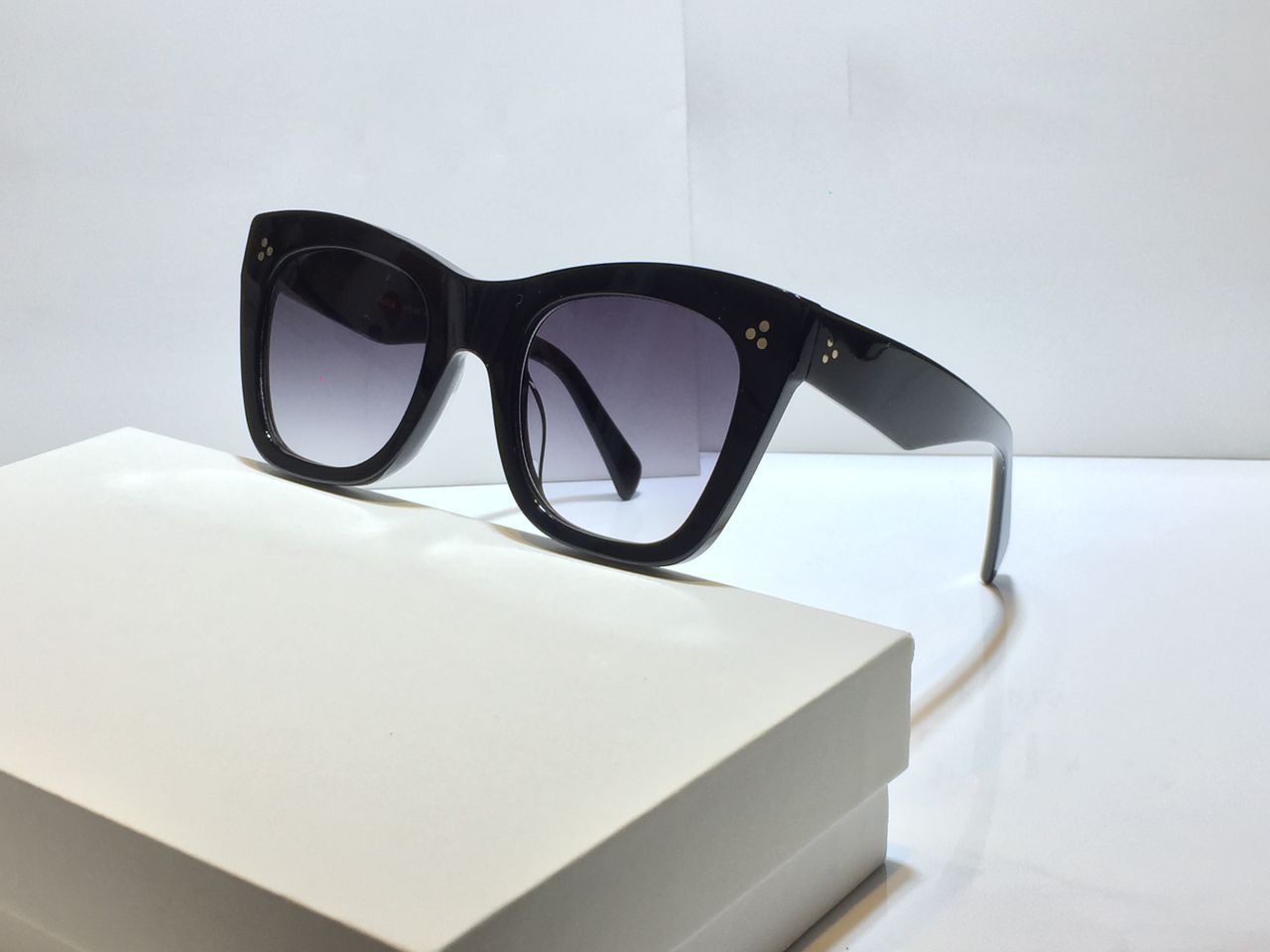 black frame gradient grey lens