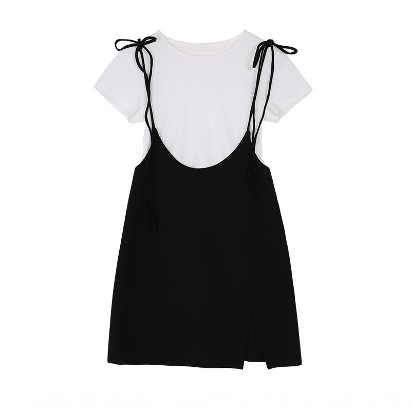 Los vestidos sobre camisetas o camisas se han convertido en un básico, y  esta propuesta de la nueva colección de Zara lo confirma
