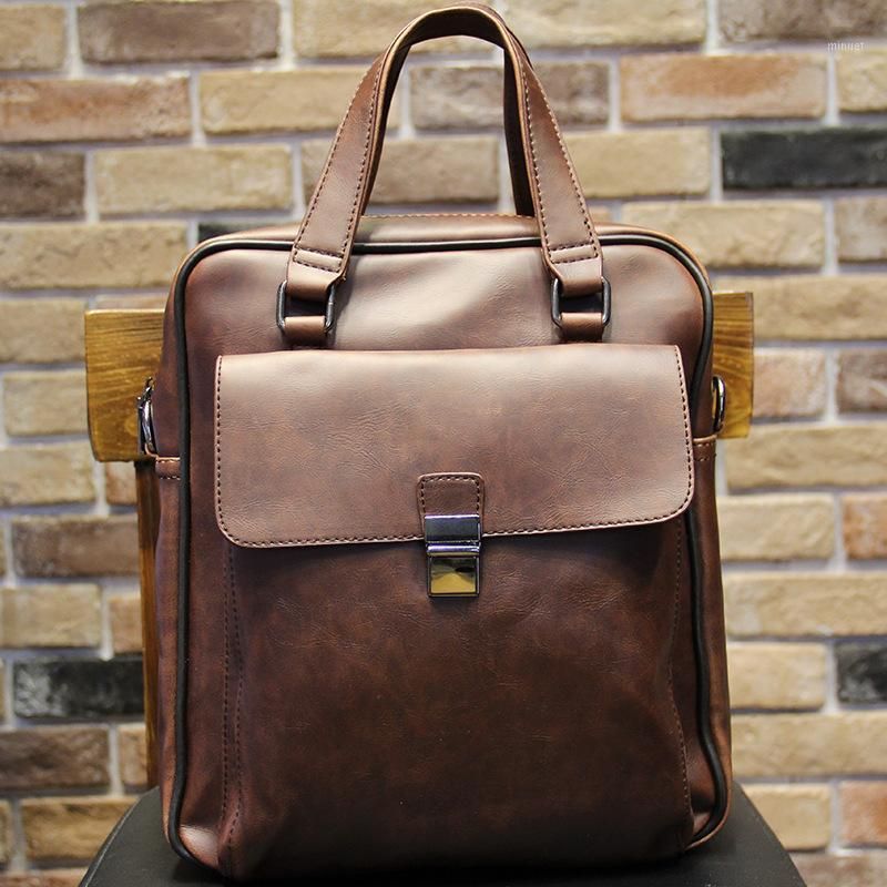 Bolso de mano de hombre de negocios marrón. Bolso de mano de hombre de negocios marrón.