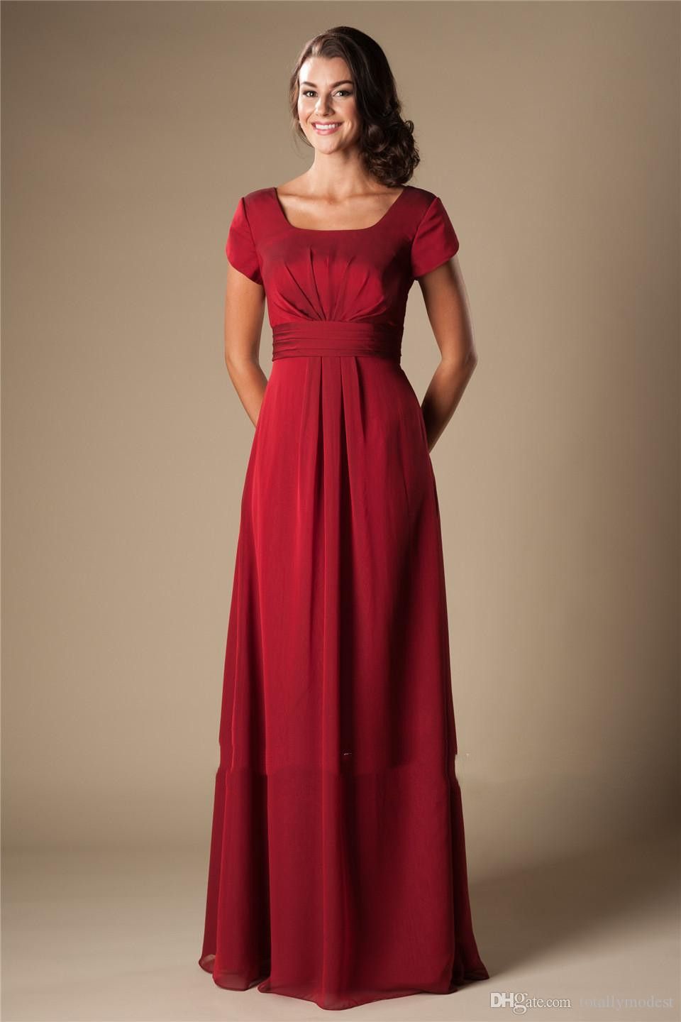 Vestidos simples de dama de honor modestos de gasa roja con mangas cortas  Piso largo de