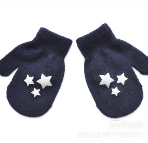 # 3 gants enfants tricotés