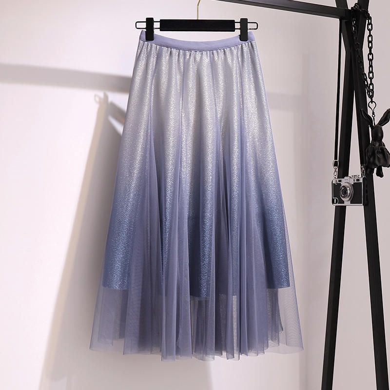 青い女性のスカート