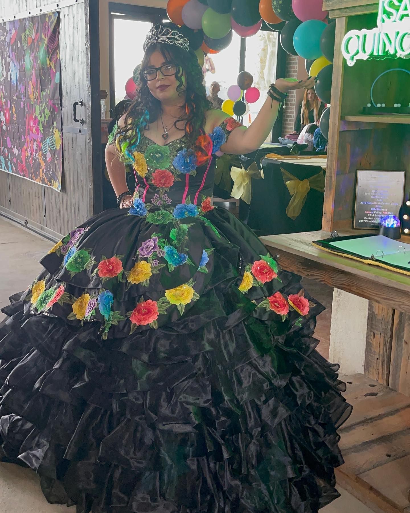 2022 Coloridas flores bordados Black Quinceañera Vestidos de baile Vestidos de pelota Tallo más alejado del 2022 Coloridas flores bordados Black Quinceañera Vestidos de baile Vestidos de pelota Tallo más alejado del