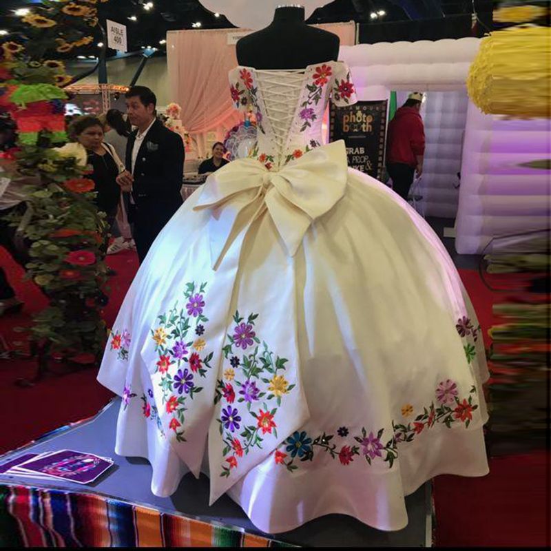 2022 elegantes vestidos de quinceañera blanco colorido bordado flores bata vestido de bola con mangas de los hombros Vestidos 15 ANOS 2022 elegantes vestidos de quinceañera blanco colorido bordado flores bata vestido de bola con mangas de los hombros Vestidos 15 ANOS
