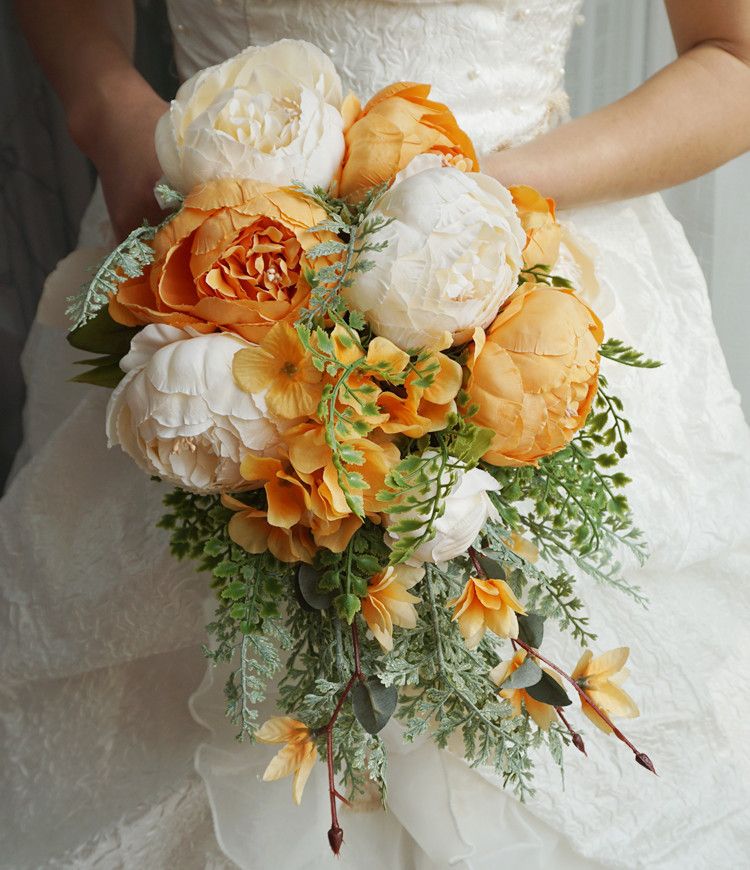 Noiva de simulação de buquê de casamento, segurando flor laranja peônia  casamento foto cachoeira drop forma