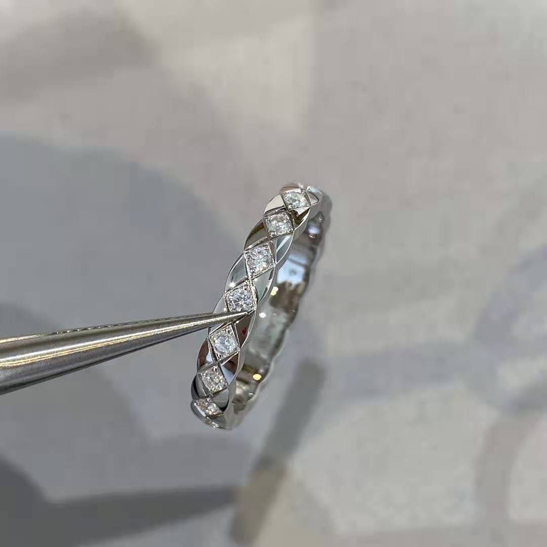 Anello con diamanti con controllo bianco