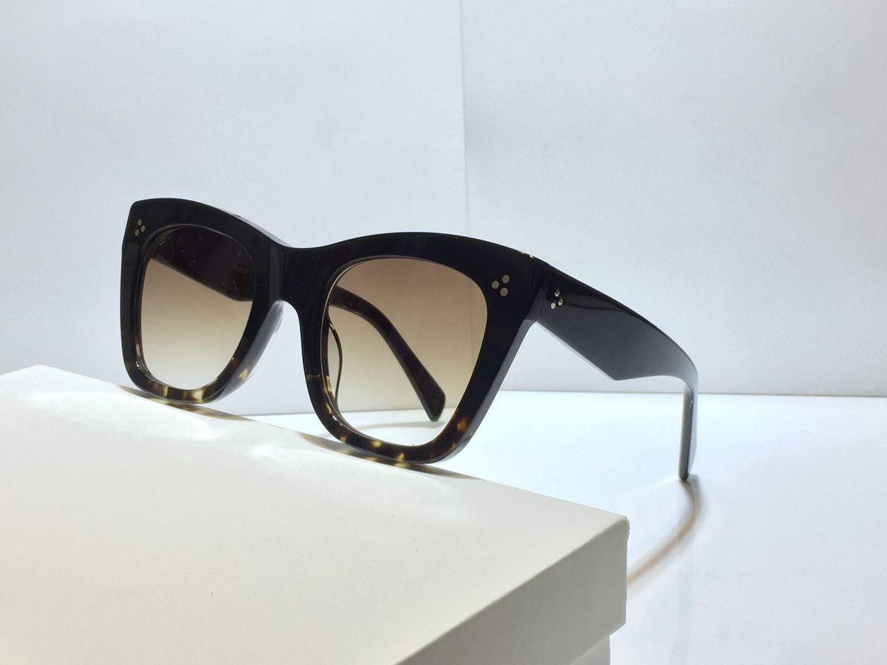 Black Tortoise Frame Gradient Tea Lens